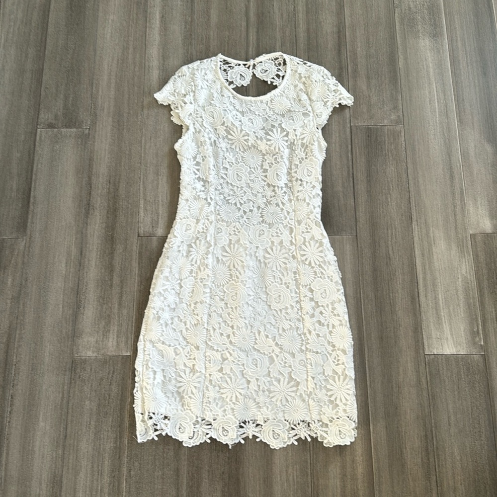 Lulu’s white lace dress